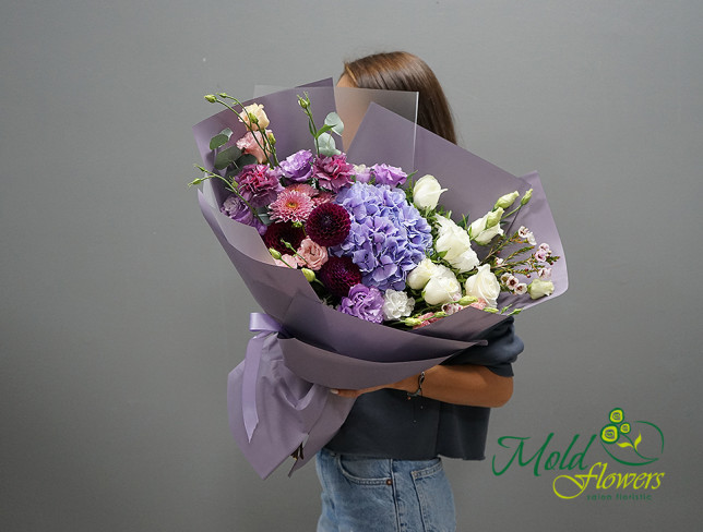 Букет с фиолетовой гортензией и хризантемами Фото